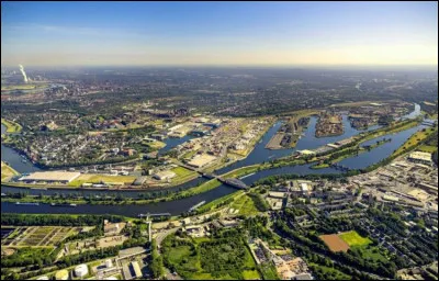 Cette ville allemande au confluent de la Ruhr et du Rhin, ville industrielle et grand port fluvial, c'est ...