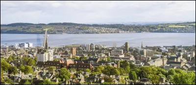 Cette ville écossaise de 150 000 habitants, située sur les rives du Firth of Tay, c'est ...