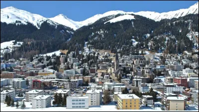 Cette ville suisse de 10 000 habitants, située dans les Grisons, connue pour accueillir chaque année le forum économique mondial, c'est ...