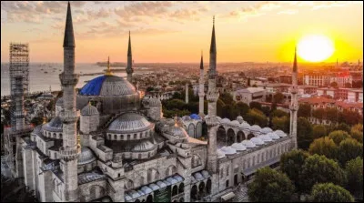 Qu'est-ce qui se trouve à côté de l'étoile du drapeau turc ?