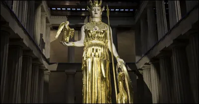 Dans la mythologie grecque, Athéna est la déesse de la Guerre :