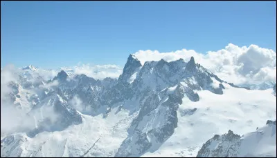 Sur quel continent trouve-t-on les 14 montagnes ayant une altitude supérieure à 8 000 mètres ?