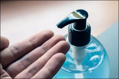 Par rapport à la crise sanitaire, il faut bien se laver les mains avec du gel...