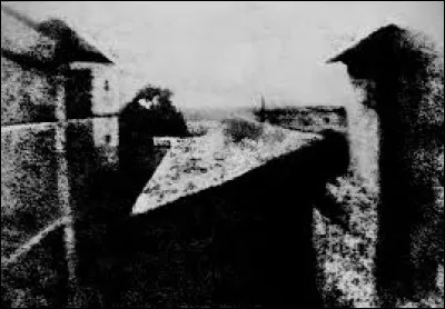 Ceci est la première photographie permanente réussie et connue de l'histoire de la photographie. À qui doit-on cette photographie ?