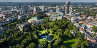 Grande ville allemande de la Ruhr, ancien grand centre du charbon et de l'acier, reconvertie en ville verte et tertiaire :