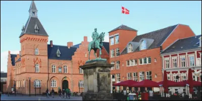 Ville danoise de 72 000 habitants, port sur la mer du Nord :