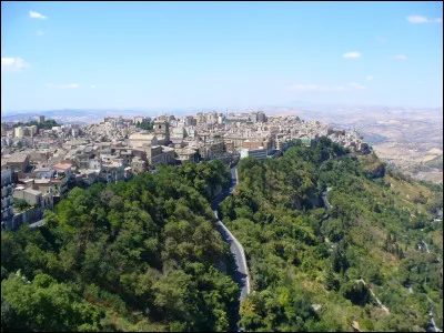 Ville italienne de 25 000 habitants, situ&eacute;e sur une colline au centre de la Sicile :