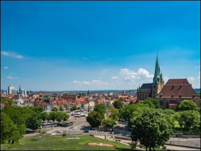 Ville allemande de 200 000 habitants, capitale de la Thuringe :