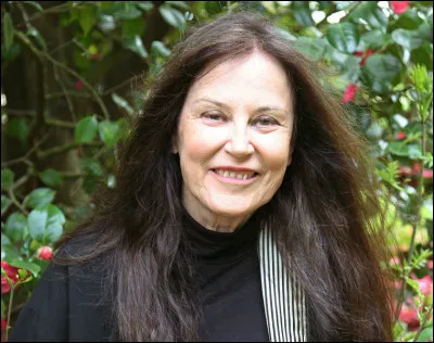 Cette romancière française, auteur de "Modern Style", "Désirs", "Secret de famille", "l'Homme fatal", "Les Naufragés de l'île Tromelin", c'est ... Frain.