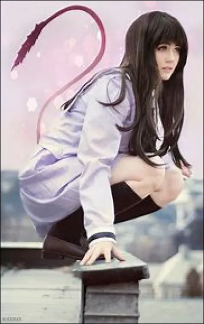 Qui est cette fille possédant une queue de chat ?