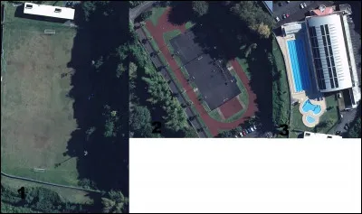 Dehors, ce site abrite un complexe sportif. Les membres peuvent pratiquer de nombreuses activités sportives. Quelle illustration possède une piscine ?