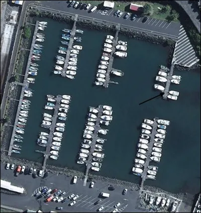 Dans le port de plaisance, combien voyez-vous d'embarcations dans l'endroit indiqué par la flèche ?