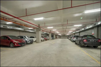 Puis, nous arrivons dans un parking...