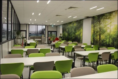 À proximité se trouve cette pièce, à l'allure d'une cantine scolaire. Les employés et le chef se restaurent ici. Pas de cuisine, en revanche, un appareil pour réchauffer leur repas est disponible. De quoi s'agit-il ?