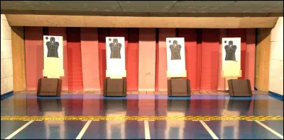 Un stand de tir et une armurerie sont disponibles. Combien voyez-vous de cibles ?