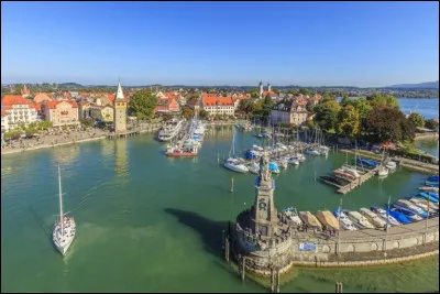 C'est le Rhin qui alimente le lac de Constance. Ce lac qui se trouve à la frontière de la Suisse et de l'Allemagne a une berge qui appartient à un troisième pays. Lequel ?
