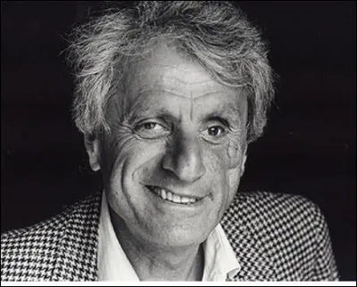 Ce compositeur grec de musique contemporaine, utilisant les mathématiques dans la composition des musiques instrumentales, a été l'un des premiers à se servir de l'ordinateur pour le calcul de la forme musicale. C'est ... Xenakis.