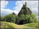 Outre le rocher sur lequel se dresse une statue de la Vierge, 3 autres se dressent dans le ciel du Puy-en-Velay. Sur l'une d'elle une glise. Combien de marches mnent  Saint-Michel-l'Aiguilhe ?