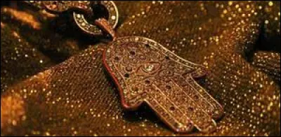 Comment se nomme cette amulette arabe en forme de main ?
