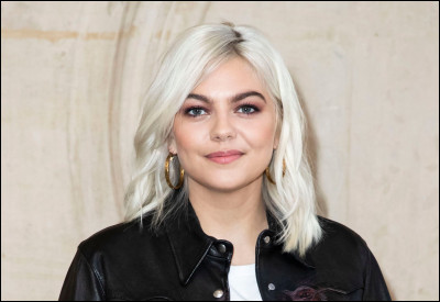 Quelle chanson interprète-t-elle en hommage à son père disparu ?