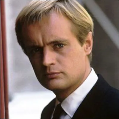 Dans quelle s&eacute;rie t&eacute;l&eacute;vis&eacute;e David McCallum incarnait-il un scientifique qui devient agent secret apr&egrave;s avoir obtenu des pouvoirs ?
