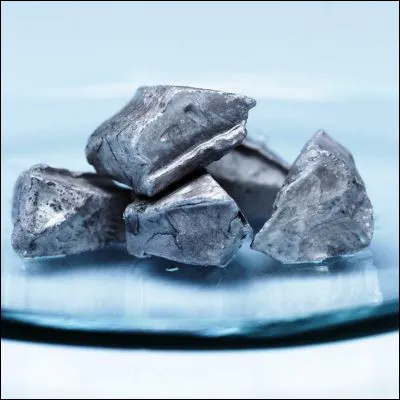 Quel &eacute;l&eacute;ment chimique porte dans d'autres langues le nom natrium ?