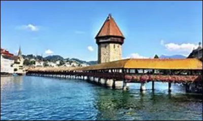 Dans quelle ville suisse, le pont en bois couvert Kapellbr&uuml;cke se trouve-t-il ?