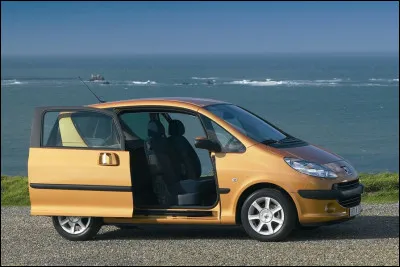 Cette astucieuse Peugeot fabriquée de 2005 à 2007 eut du mal à se vendre avec seulement 120 000 exemplaires. 
Quel est son nom ?
