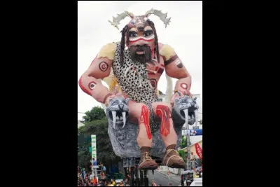 Le défilé est presque terminé quand ce mastodonte fait son entrer. Il apparaît dans le "Grand boucan", un carnaval sur l'île de la Réunion. Quel est le nom donné à ce personnage ?