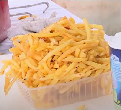 Cette barquette est énorme ! Elle est remplie à ras bord de...