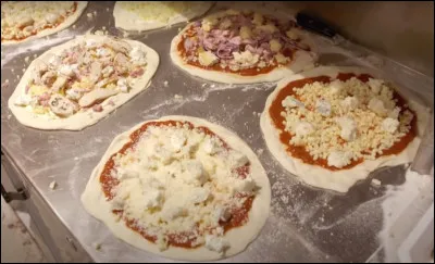 Lui fait de bonnes pizzas et au moindre coût. Quel est son métier ?