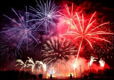 Le soir venu, pour clore la journée en beauté, que diriez-vous d'admirer un spectacle de... ?