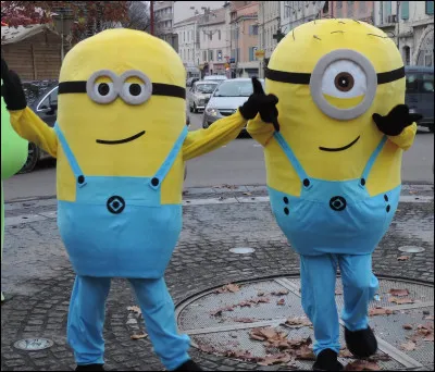 Début du défilé avec des peluches géantes. Comment ces personnages se nomment-ils ?