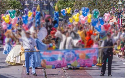Suivent ensuite une dizaine de défilants proposant divers spectacles comme de la danse ou encore des acrobaties. Quel nom donne-t-on à ceci ?