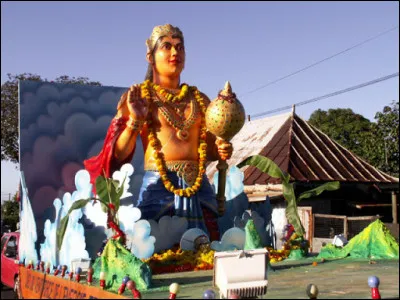 Dans le défilé, il y a de drôles d'engins avec de magnifiques sculptures qui émerveillent petits et grands. Ce sont des...