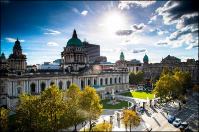 Dans quel pays se situe la ville de Belfast ?