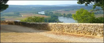 La ville fortifiée est flanquée de 3 portes dont la plus belle est celle des Tours. 
Quelle aurait été leur affectation durant le 1er quart du XIVe siècle ?