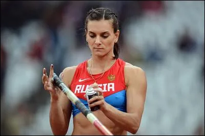 Cette athlète russe, détentrice depuis 2009 du record du monde féminin du saut à la perche avec 5,06 m, double championne olympique en 2008 et 2012, se prénomme ...