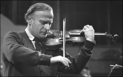 Ce musicien, chef d'orchestre, considéré comme l'un des plus grands violonistes, a présidé le Conseil international de la musique de l'Unesco de 1969 à 1975 et multiplié les initiatives humanitaires contribuant à rapprocher les musiciens entre eux : c'est ... Menuhin.