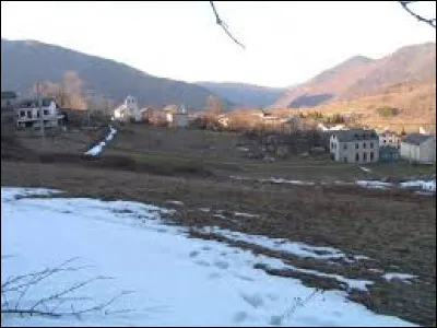 Prenons un peu de hauteur avec cette balade au Pla. Petit village occitan de l'arrondissement de Foix peuplé de 55 habitants, à 1 000 mètres d'altitude, il se situe dans le département ...