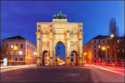 Dans quelle ville allemande peut-on trouver le monument Siegestor ?