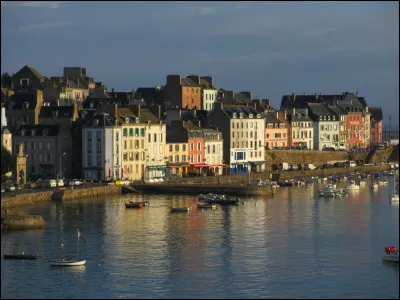 Dans quel département breton se situe Douarnenez ?