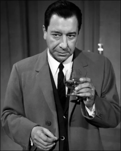 Quel ancien acteur français apercevons-nous ici ?