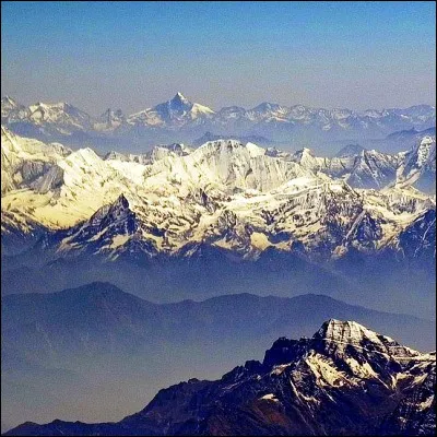 Quel massif montagneux est d&eacute;limit&eacute; &agrave; l'ouest par l'Indus et &agrave; l'est par le Brahmapoutre ?