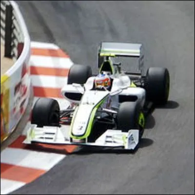 Quel pilote automobile a remport&eacute; le championnat de Formule 1 en 2009 au volant d'une Brawn-Mercedes ?