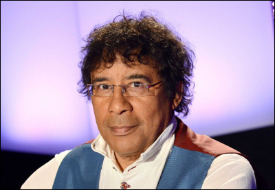 À part l'anglais et le français, en quelle langue est chantée le troisième couplet de la chanson "Le Soleil donne" de Laurent Voulzy ?