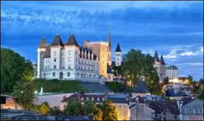 Dans quel département se situe la ville de Pau ?