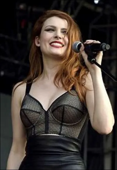 Son nom est Frégé, quel est le prénom de cette chanteuse ?