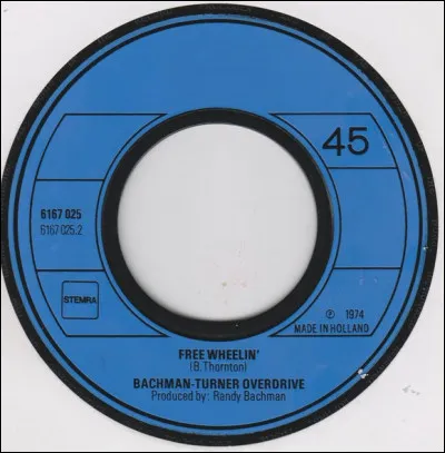 Le titre instrumental ''Free Wheelin'' est un titre en hommage à quel musicien, disparu en 1971 ?