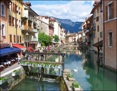Quel cours d'eau traverse la ville d'Annecy ?